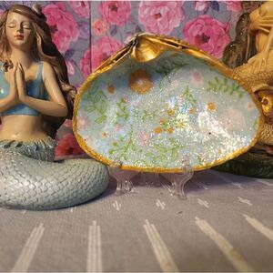 DECOUPAGE BUNNIES ON A CLAM SHELL